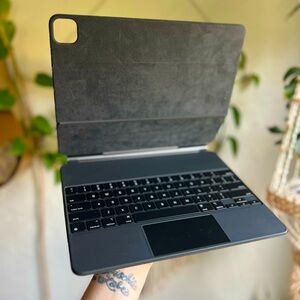 Apple iPad Pro 12.9” Magic Keyboard (A1998, 2020) – Folio Case with Trackpad